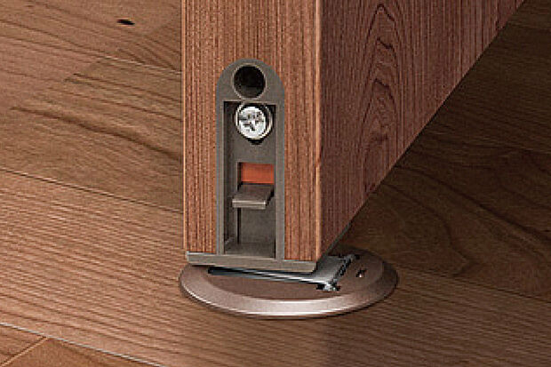 【【ドアストッパー】】キャッチとドアストッパーの機能を持った、マグネットの戸当りです。フラットに近い形は、お掃除の邪魔にもなりません。