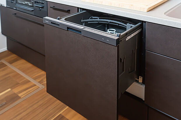 【【食器洗い乾燥機】】食事の後片付けをサポートしてくれるビルトインタイプの食器洗い乾燥機が標準装備。家事の時間短縮になるだけでなく、手洗いに比べて大幅に節水できる省エネタイプを採用しています。