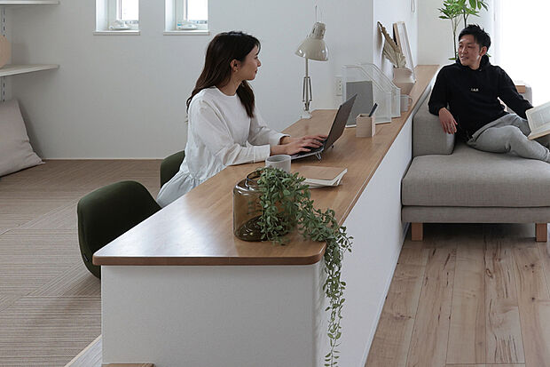 【【STAGE LIVING】】リビングの開放感をそのままに、小上がりになった見晴らしのいい間スペース。段差でゆるやかに空間をゾーニングすることで家族の気配を感じながら、自分時間を楽しむ独立性を実現します。※号棟により採用状況が異な