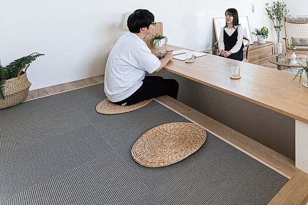 【【段差のあるステージリビング】】段差を設けたユニークなリビング。開放感があり、子どもと絵本を読んだり、仕事や勉強などに使える便利な堀机カウンターを設置しています。※号棟により採用状況が異なります。