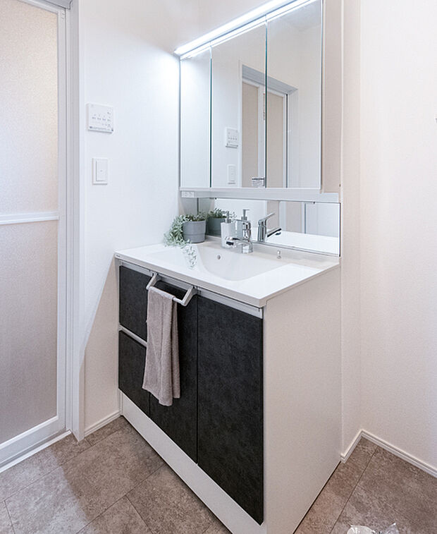 【【洗面化粧台/パナソニックシーライン】】パナソニックの洗面化粧台を採用。下部にスペースのあるフロートタイプ。ドライヤーやシェーバーなど散らかりがちな家族の小物もワイドな収納にお任せ。台に乗らなくてもちゃんと見えるミドルミラー付き。