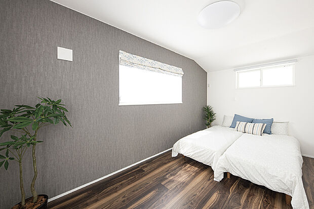 【【アクセントクロス】】基本クロスと異なる色や柄を取り入れたアクセントクロス。部屋の印象を変えたり、部屋の使い方にあった雰囲気を演出することができます。※号棟により採用状況が異なります。