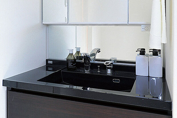 【【洗面化粧台/ポラスオリジナル「プレミアムドレッサー」】】高級感とエコ、お手入れのアイデアがオールインワンに。見栄え、触り心地、重厚な音、人造大理石カウンターが上質感を演出する洗面化粧台です。