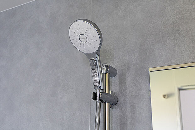 【【エコアクアシャワー】】優れたエコ性能と大粒シャワーの心地よさを両立。空気を含んだ大粒の水滴が心地よい超節水シャワー。