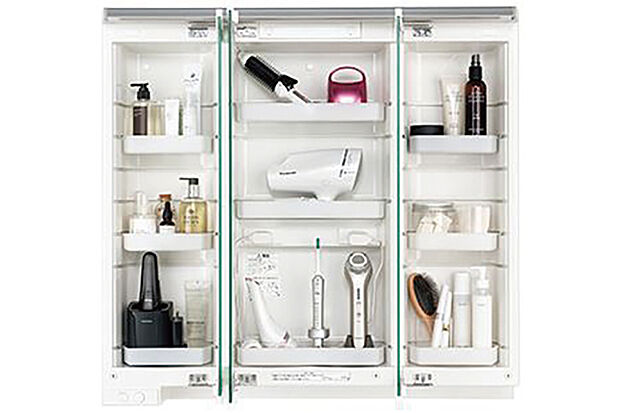 【【家電収納/ポラスオリジナルプレミアムドレッサー】】置き場に困る大きなヘアードライヤーやシェーバーを出し入れしやすくたっぷり収納できる三面鏡。収納内部にもコンセントを設置しているので、毎日使う電動歯ブラシを充電しながらしまっておけます。