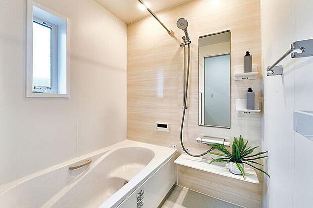 【【バスルーム/リクシルAX】】なめらかな光沢が美しい人造大理石浴槽は、ダブル保温構造で地球にも家計にも優しいエコアイテム。いつでもきれいなバスルームが続く、お手入れの簡単さも魅力です。