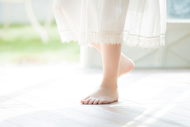 【【ガス式温水床暖房】】約40～60度の温水を床材の下に敷いた温水マットに循環させ、お部屋全体を暖めます。