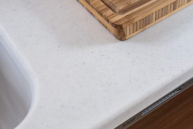 【【人造大理石カウンター】】カウンターとシンクは段差と隙間がなく、汚れがたまらない構造です。お手入れがしやすく、キズに強いワークトップで、10年後に差がつきます。