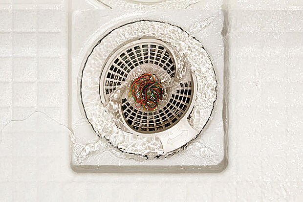 【【くるりんポイ排水口】】浴槽からの排水でうずを起こし排水口をキレイに。ゴミ捨ても楽々です。