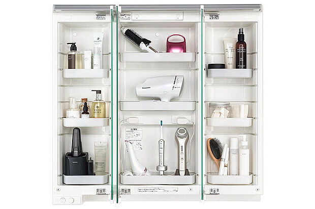 【【大容量のミラーキャビネット】】置き場に困る大きなヘアードライヤーやシェーバーを出し入れしやすくたっぷり収納できる三面鏡。収納内部にもコンセントを設置しているので、毎日使う電動歯ブラシを充電しながらしまっておけます。