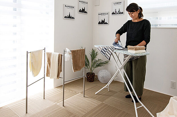 【【テキスタイルルーム】】アイロン掛けなどの家事をはじめ、趣味スペース、キッズコーナーなど、マルチに活用することができます。扉を閉めれば個室としても利用可能。※号棟により採用状況が異なります。