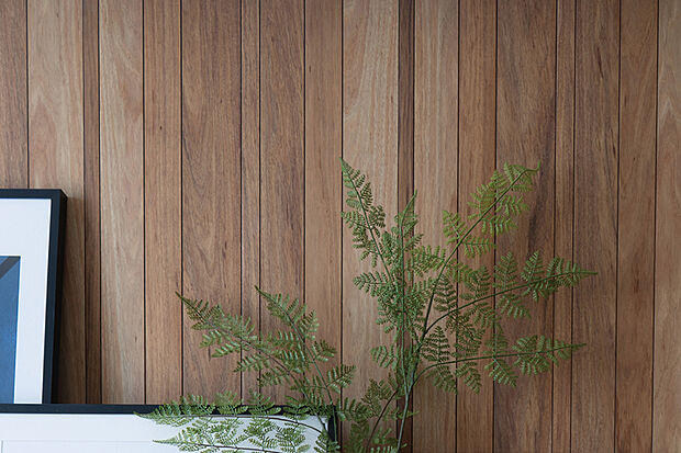 【【ウッドパネル/the wall】】天然木特有のグラデーションが美しいウッドパネルを、リビング壁の一部に採用。空間に豊かな表情と個性を生み出し、見る人の目を楽しませてくれます。