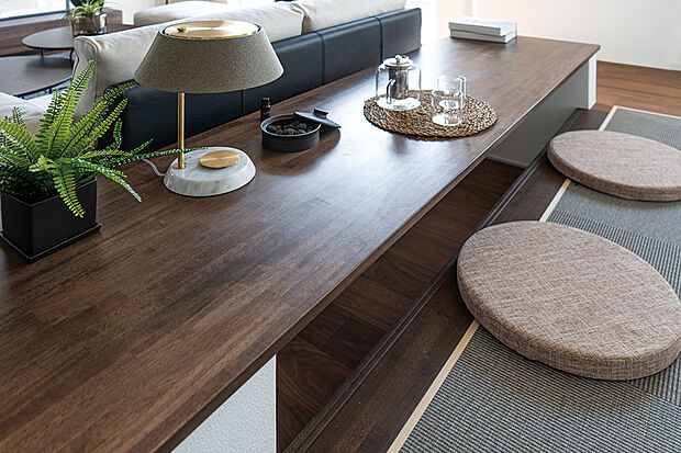 【【堀机カウンター】】ステージリビングには足元に空間を設けた堀机タイプのカウンターを設置。足をおろして楽な姿勢で勉強やテレワークを行えます。※号棟により採用状況が異なります。