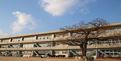 斑鳩小学校 650m(徒歩9分)