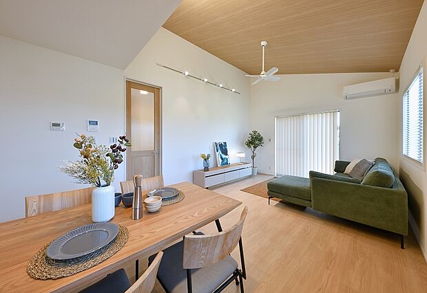 10号地内観写真
モデルハウス内のエアコン・家具・カーテン付きで販売中(^^)/