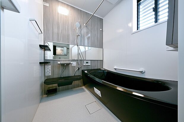 【浴室】ＴＯＴＯ製。浴槽は人造大理石、床はやわらかく暖かいほっカラリ床！