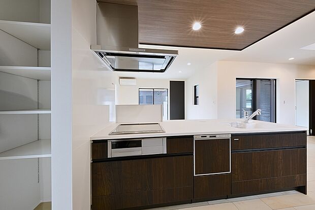 【キッチン】下がり天井のデザイン性はホテルライクなスタイリッシュさ♪天井に段差をつけることでリビングの開放感を満喫できますよ。