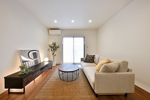 【6号地リビング】インテリアコーデは木のぬくもりを感じさせるラスティック調のリビングに・・エアコン・家具・カーテン付きです(^^)/