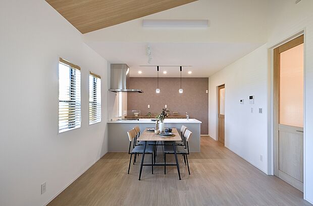 【10号地キッチンスペース】リビングで遊ぶお子様にも目が届く、安心感で選ぶなら対面キッチン
