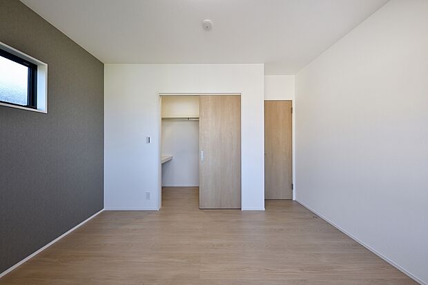 【10号地主寝室】主寝室のウォークインクローゼット。大満足な収納力。