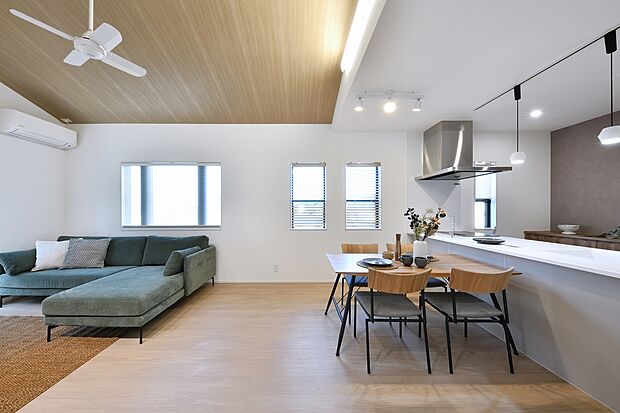 【10号地リビング】ナチュラルな床材が砂の様、海や空を思わせるブルーのソファー♪木目調の家具でアクセントをつけカジュアルな雰囲気に・・