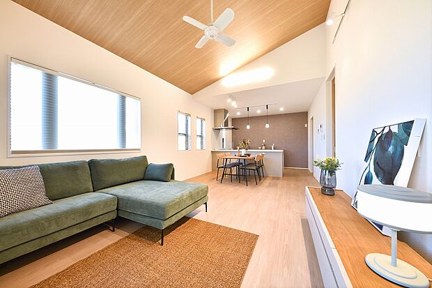 【10号地リビング】光がたくさん入る広々としたリビング。家族みんなでゆったりとお過ごしいただけます。