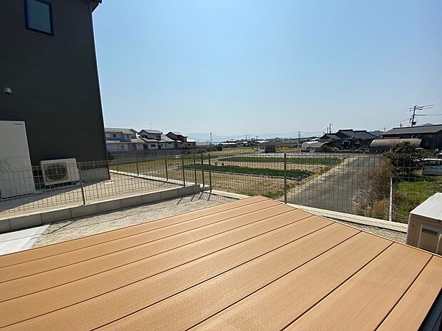 【10号地ウッドデッキスペース】ウッドデッキで楽しめるアウトドアリビング♪キッチンからリビング・テラスへの動線もスムーズに・・・
