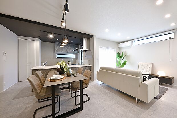 【１号地内観写真】リビング横には広いテラス♪キッチンからの出入りもできてアウトドアリビングの動線もスムーズに(^^)/