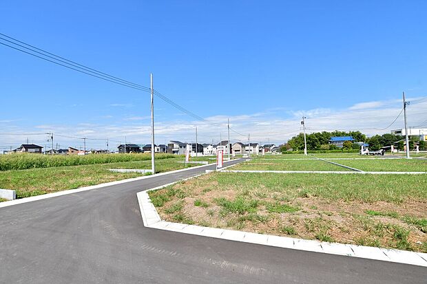 分譲地内道路は6mと車のすれ違いや駐車の際にも安心の広さです。アスファルト舗装されているので自転車の走行も快適です。