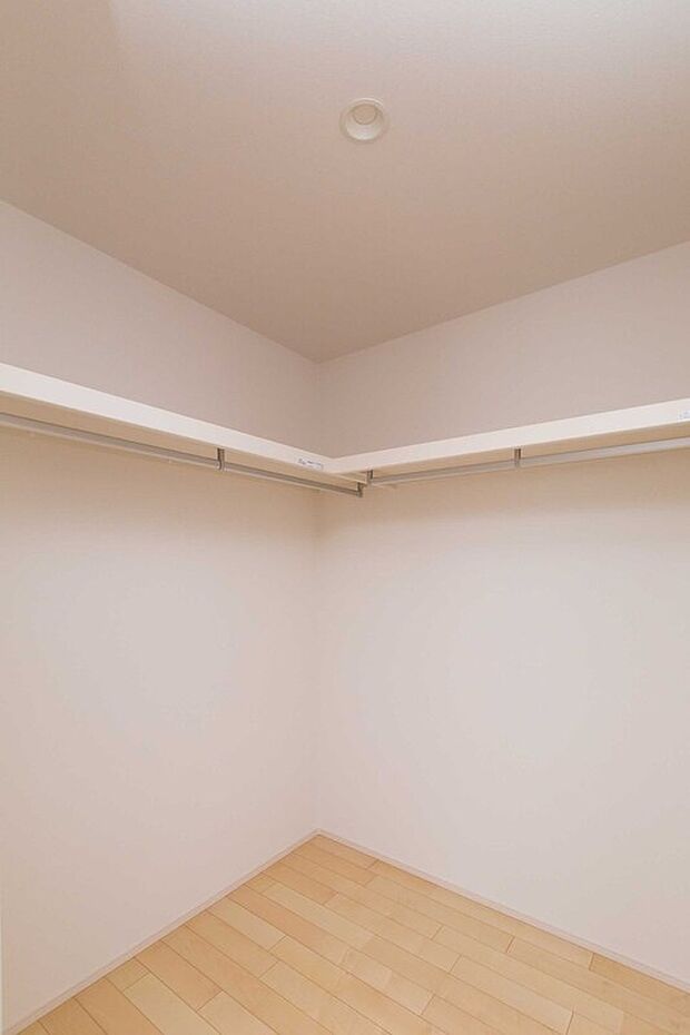 No.3　主寝室には広々ウォークインクローゼットを完備。季節物の入れ替えも不要になります。