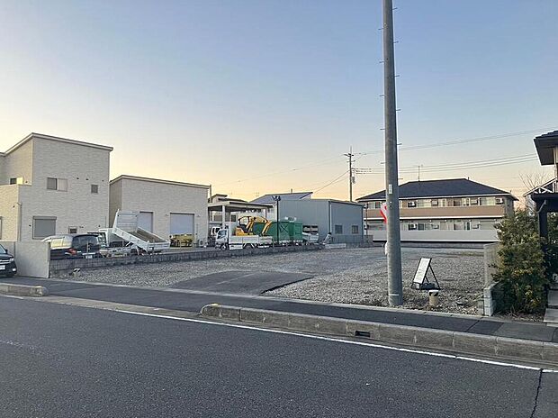 駅まで自転車や徒歩でもアクセスしやすい便利な立地。周辺には買い物施設も揃い、毎日の暮らしが快適に。
現地(2025年12月)撮影