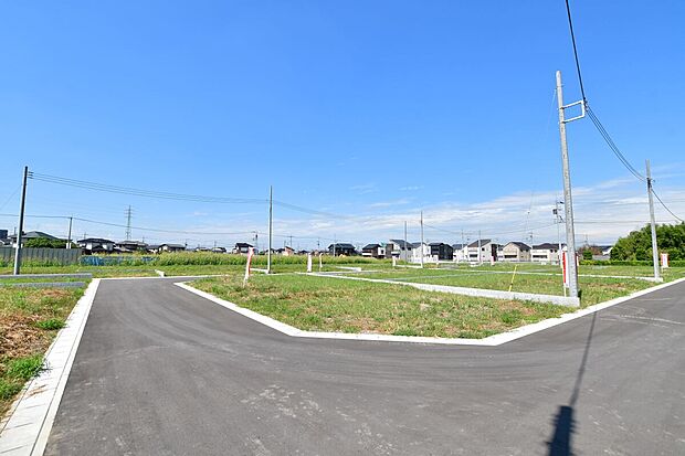 【分譲地全体写真】敷地内道路もアスファルト舗装で通りやすく、車同士のすれ違いもしやすい道路幅で安心です。