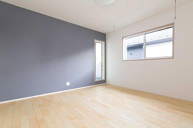 【No.3　ベッドルーム（8帖）】南面上部の窓から優しく光が射し込む落ち着いた空間。物干し用の金具がついているので雨の日の洗濯も安心です。バルコニーへ出入りしやすいのもポイントです。