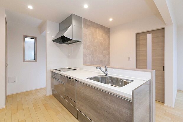 【No.3　キッチン】リビングと1直線にあるので家事をしている時に孤立せず、家族と対話を楽しみながらお料理をすることができます。