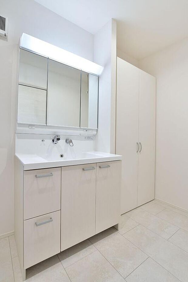 【洗面台・洗面所】室内(2025年9月)撮影
物干しスペースと大容量の収納棚を備えた洗面室。タオルや着替えを使う場所に収納でき、毎日の身支度や家事を快適にサポートします。