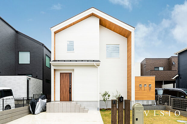 【 ■VISIO施工例】白い外壁とナチュラルウッドを組み合わせ