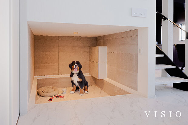 【ペットと心地よく暮らすための空間】スキップフロア下を活かした、専用のペットルーム。
ダウンフロア設計により圧迫感を抑え、ペットがのびのびとくつろげます。