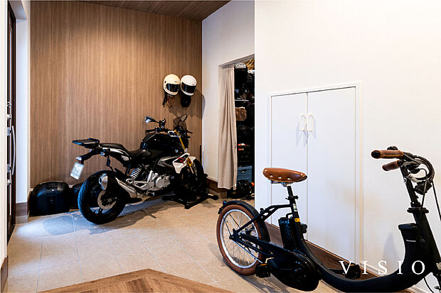 【ゆとりと使い道が広がる玄関】バイクや自転車も置ける広い玄関スペースを確保。
奥には多目的に使える収納スペースを設け、暮らしに合わせた使い方が可能です。