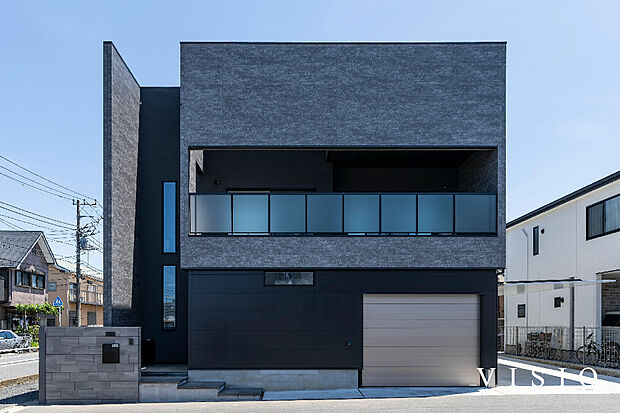 【ホテルライクな佇まいの邸宅】ガレージを建物に組み込んだ設計で、ホテルライクな印象を演出。
デザイン性と実用性を両立した、上質で存在感のある一邸です。