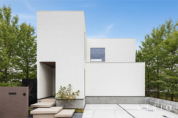 【白を基調とした、落ち着きのある外観】外からの視線に配慮した窓配置と、白を基調としたシンプルなデザイン。
住まいとしての安心感と、穏やかな佇まいを大切にしています。