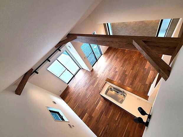 【当社施工例 LDK】吹抜けにより開放感のあるLDKです。