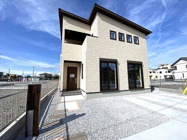 【7号地モデルハウス】3,180万円（税込）
4LDK+WIC、全室照明器具付き、LD床暖房・浴室乾燥機付き。生活動線上に収納スペースがありお片付けが楽々な間取りです。