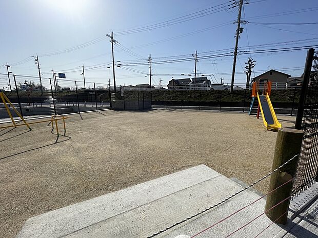【分譲地内の様子（公園）】ブランコと滑り台のある公園。小さなお子様の遊び場に最適です。
