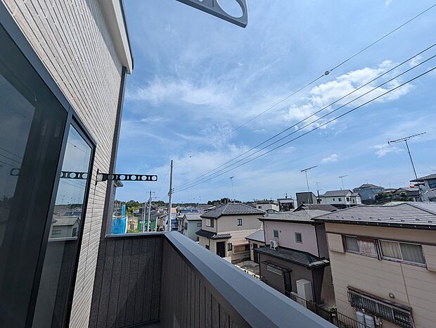 【バルコニー】バルコニーは道路側なので視界を遮るものが少なく、風通しも良いです。