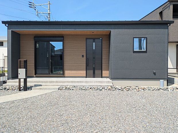 【外観】 平屋建て・駐車3台可能　2025年8月23日撮影 生活動線がスムーズで段差が少なく、将来も安心。家族のつながりを感じやすい、暮らしやすさ重視の平屋住宅です。