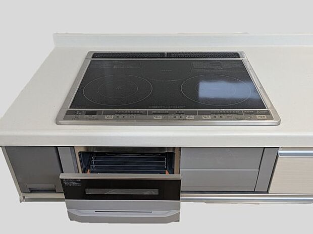 同仕様写真。2口のIHヒーターと1口のラジエントヒーターのついているコンロ。同時に複数調理でき効率的。グリル付。