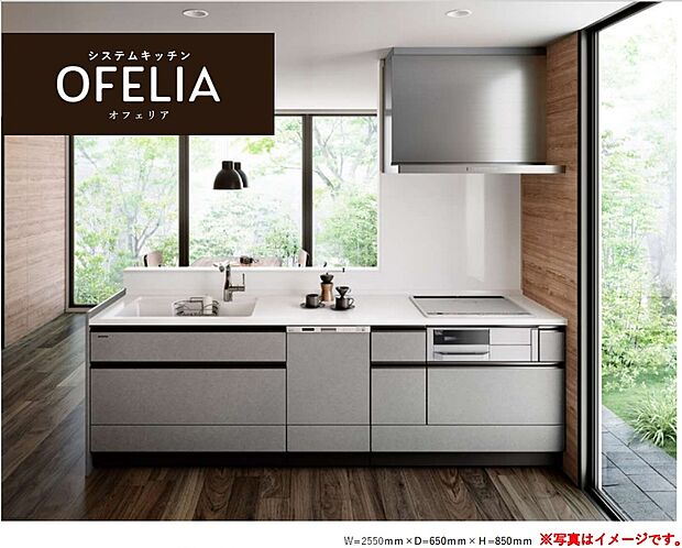 【システムキッチン】硬く丈夫な素材で衝撃や摩耗に強く、キズがつきにくい高耐久キッチン。水や汚れをはじくのでお手入れも簡単。ぬれた布でサッと拭くだけで清潔を保ち、美しさが長持ちします！