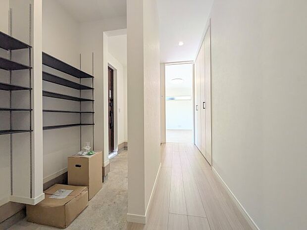 【玄関】シューズクローク付き。靴はもちろん、ベビーカーや趣味の道具も収納できます♪