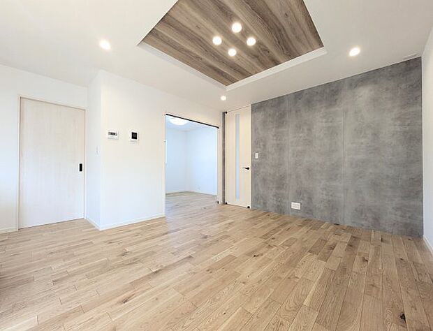 【居間・リビング】アクセントクロスがおしゃれなリビング♪