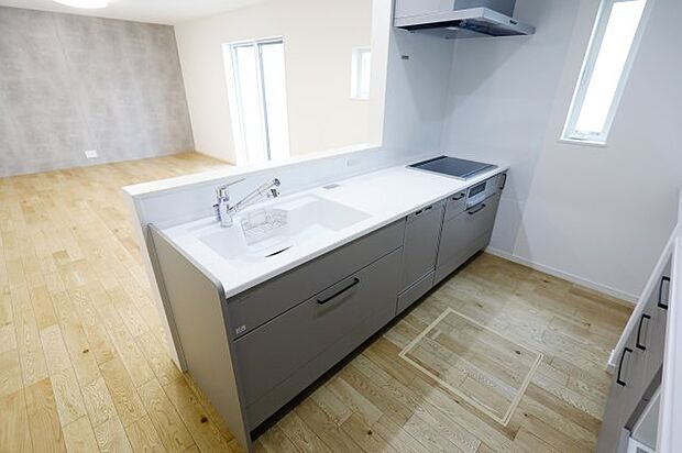 【キッチン】ホーロー加工の幅2550のキッチン。お子様とお料理するにもゆとりがあります♪傷がつきにくいのも特徴♪